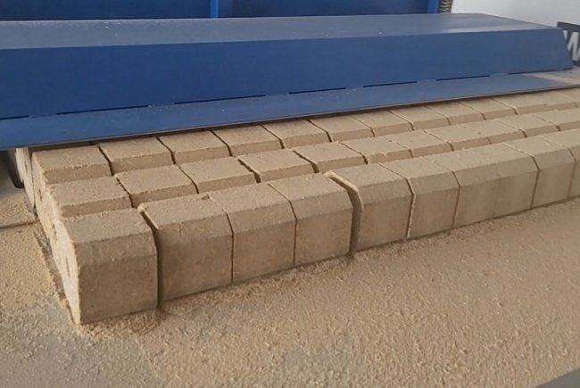 На фото - Станок многопильный для нарезки шашек для поддонов «Орловец»